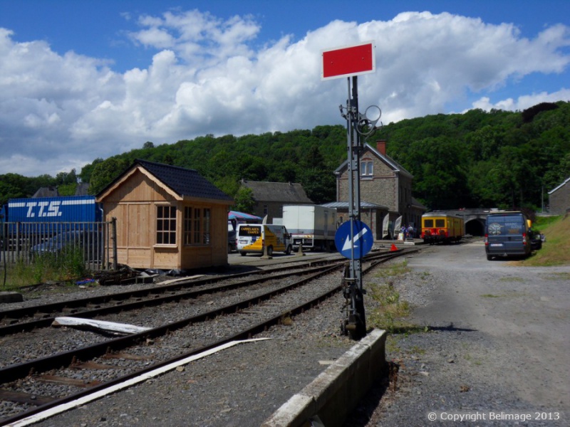 Belle vue du signal d'arrêt siomplifié côté Dorinnes à Spontin. Le carré rouge venait d'être place juste avant le 1juillet pour le rendre fonctionnel. SDC11523.JPG